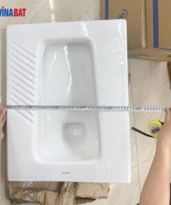 Xí xổm vuông Kamanda 907 kèm két nước nhựa 5
